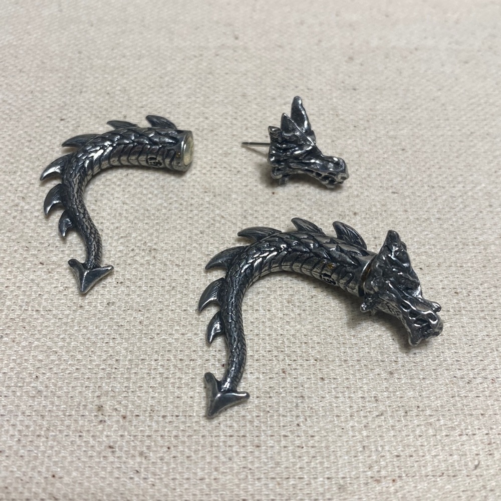 A faux-stretch piercing pewter dragon’s head & tail, two-part ear stud